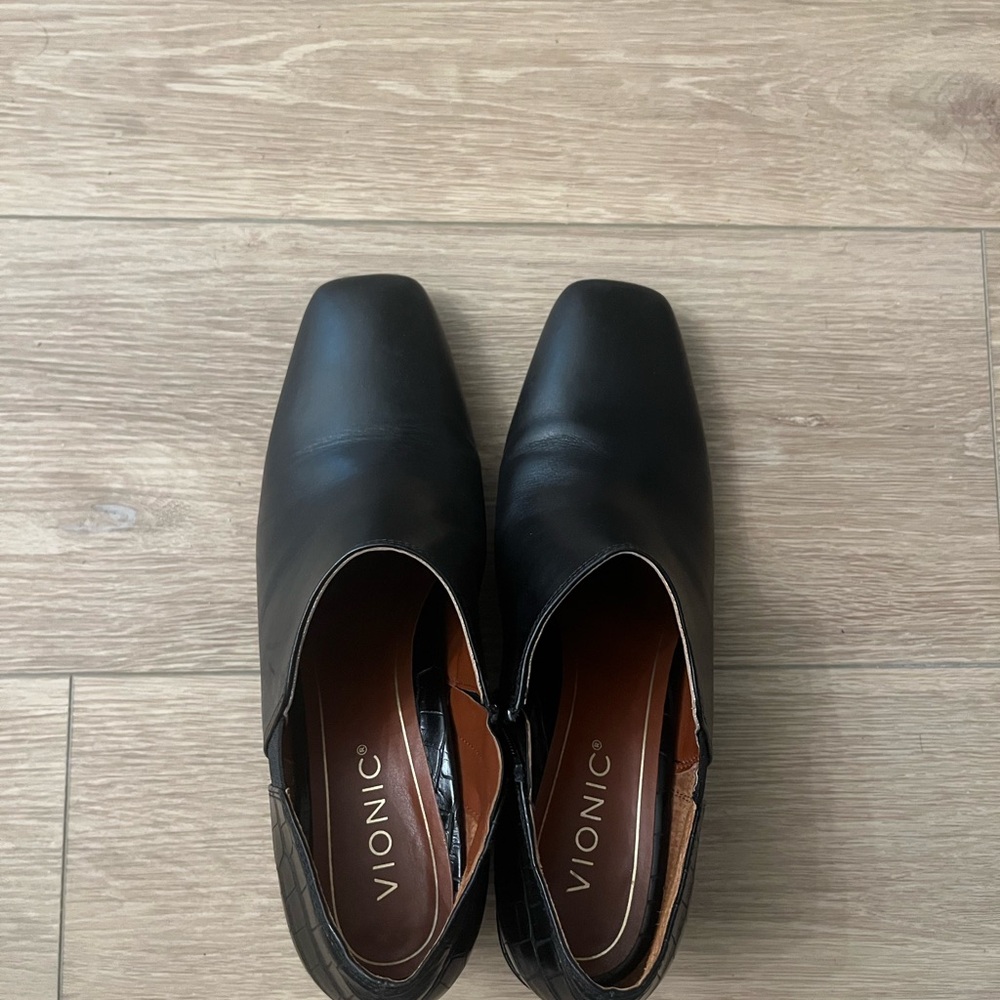 Vionic Women’s Black Leather Heels